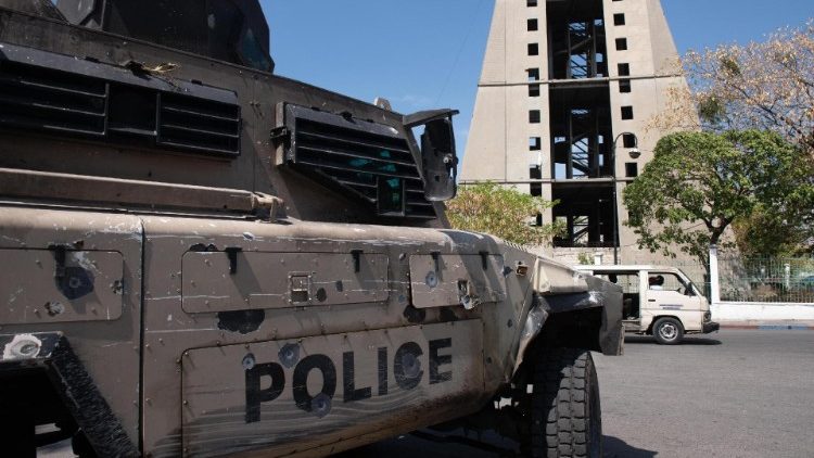 Ein durchlöchertes Polizeiauto: Sinnbild der Gewalt, die mittlerweile quasi ungehindert in Haiti grassiert, wo rivalisierende Banden um die Vorherrschaft kämpfen