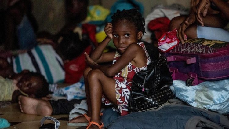 Zahlreiche Menschen, vor allem Mädchen und ältere Frauen, suchen in Sammelunterkünften Zuflucht vor der grassierenden Gewalt in Port-au-Prince