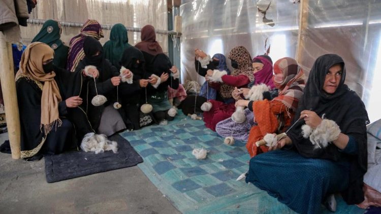 कालीन बुनाई करती हुई अफगान महिलाएँ