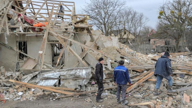Moradores retratados no local após dois prédios privados atingidos por foguetes no distrito de Zolochiv, perto da cidade de Lviv, no oeste da Ucrânia, em 09 de março de 2023. EPA/MYKOLA TYS
