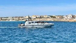 Una motovedetta impegnata a Lampedusa (Ansa /Elio Desiderio)