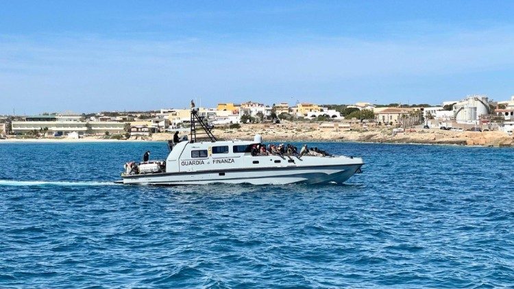 Una motovedetta impegnata a Lampedusa (Ansa /Elio Desiderio)
