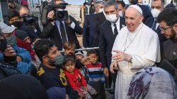 Papież Franciszek podczas spotkania z migrantami i uchodźcami na wyspie Lesbos, 5 grudnia 2021