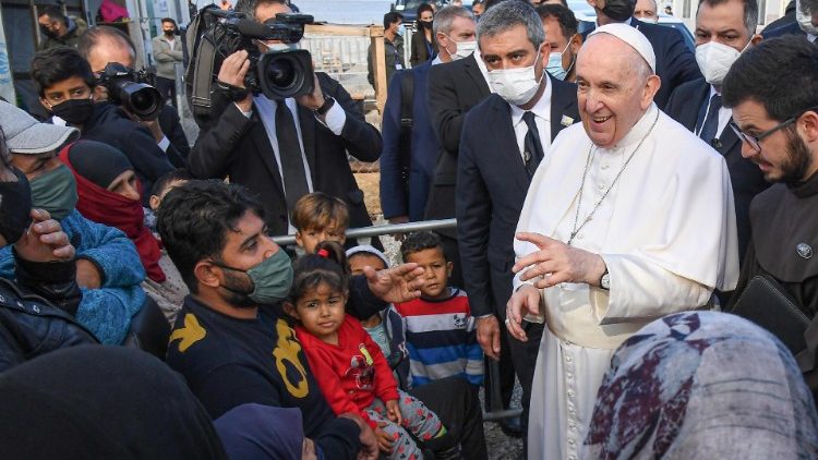 Papież Franciszek podczas spotkania z migrantami i uchodźcami na wyspie Lesbos, 5 grudnia 2021