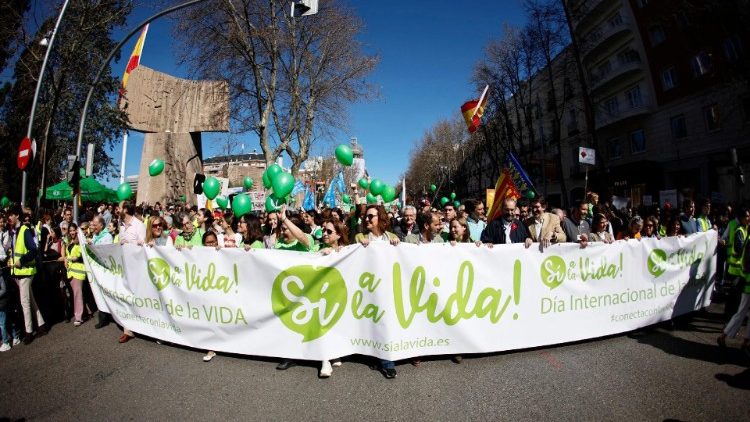 Митингът в Мадрид с участието на 500 асоциации, банерът гласи "Да на живота", 12.03.2023