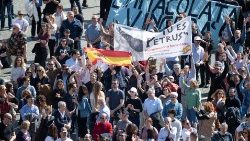 Spanyol hívek Rómába és Lorétóba zarándokló csoportja a Szent Péter téren