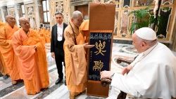 Påven under audiensen med buddhisterna från Taiwan 