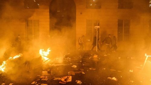 In Francia i sobborghi in rivolta. Macron: "Violenze ingiustificabili"