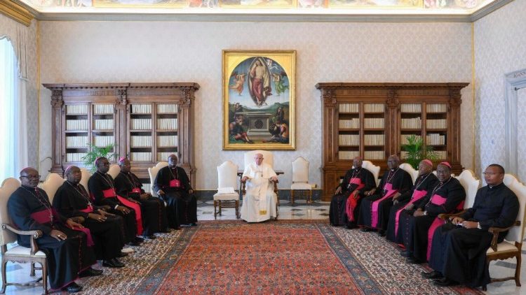 Le Pape François recevant les évêques du Burundi, à l'occasion de leur visite ad limina apostolorum (mars 2023)
