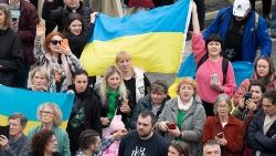 Pilegrzymi z flagami Ukrainy na Placu św. Piotra, 19 marca 2023