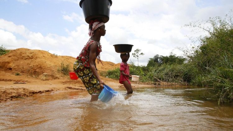 Mulheres buscam água em Costa d'Avório