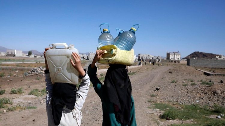 Des femmes yéménites transportant de l'eau près de Sanaa, le 21 mars 2023. 