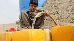 कंधार , अफगानिस्तान में एक बच्चा पानी भरते हुए