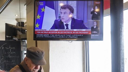 Francia, Macron: avanti con la riforma delle pensioni