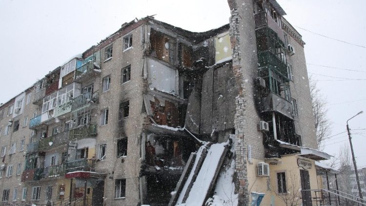 Ucraina, condominio bombardato a Bakhmut
