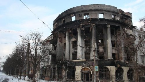 Ucraina: edificio bombardato a Bakhmut