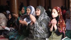 Мюсюлмански жени отправят молитви през първия петък на Рамазана в Джамията Масждид, индийския щат Кашмир, 24.03.2023