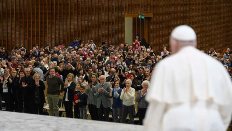 El Papa Francisco durante la audiencia con los peregrinos de las parroquias de Rho