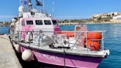 La nave ong "Louise Michel" al porto di Lampedusa