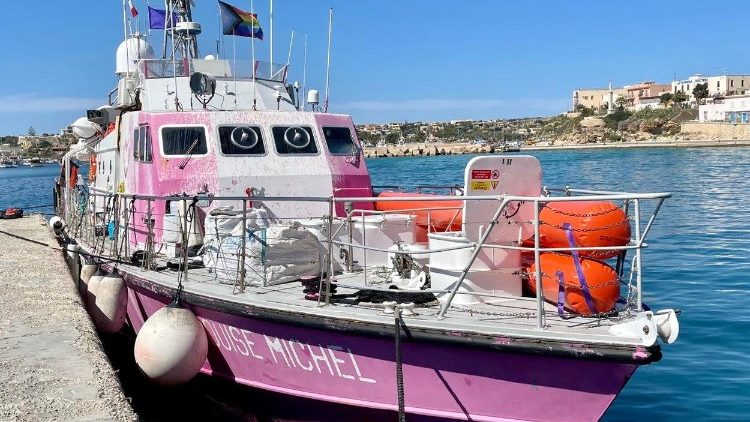 La nave ong "Louise Michel" al porto di Lampedusa