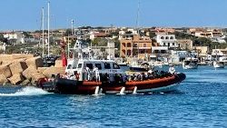 180 migranti vengono trasferiti dall'hotspot di Lampedusa a Porto Empedocle