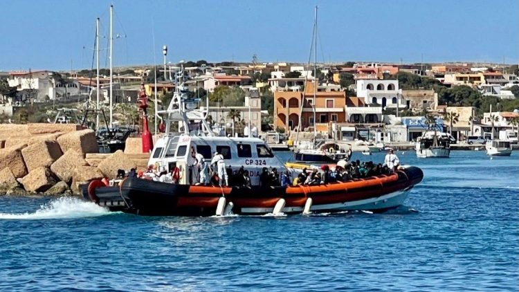 180 migranti vengono trasferiti dall'hotspot di Lampedusa a Porto Empedocle