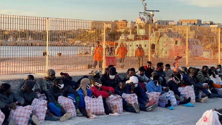 Migranti nell'hotspot di Lampedusa in attesa del trasferimento
