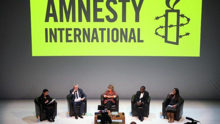 La presentazione del rapporto di Amnesty sui diritti umani a Parigi