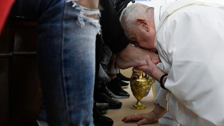Papst Franziskus küsst Jugendstraftätern die Füße