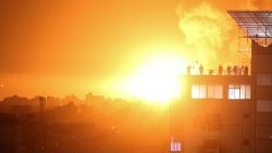 Flammen steigen im Gaza-Streifen auf, wo israelische Raketen einschlagen