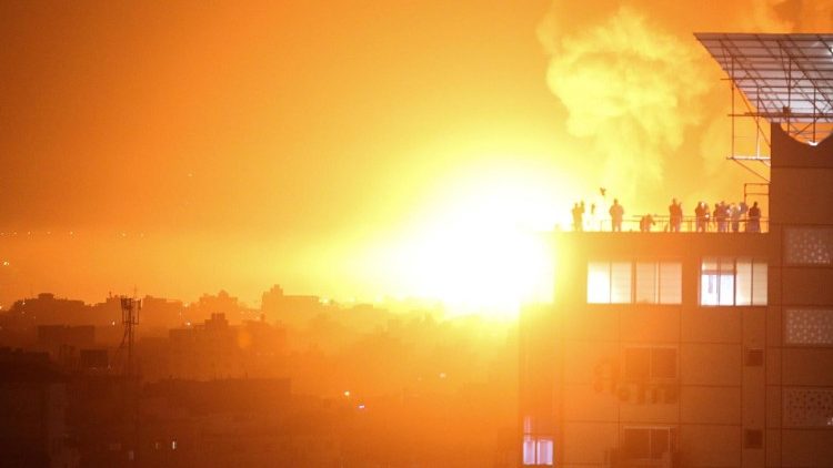 Flammen steigen im Gaza-Streifen auf, wo israelische Raketen einschlagen