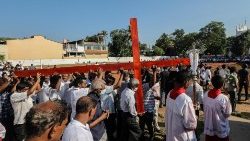 La processione del venerdì Santo in un sobborgo di Colombo, in Sri Lanka