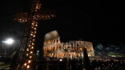 पवित्र शुक्रवार को रोम के  कोलोसियुम में क्रूस मार्ग धर्मविधि 