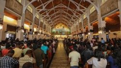 Lankijczycy modlący się w kościele w Colombo, Niedziela Zmartwychwstania.