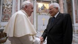 Itālijas prezidents Serdžo Matarella un pāvests Francisks vienā no tikšanās reizēm Vatikānā