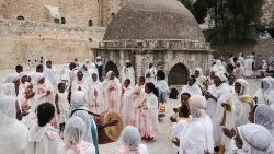 Devant le Saint-Sépulcre, une communauté de chrétiens Ethiopiens, dimanche 9 avril 2023.