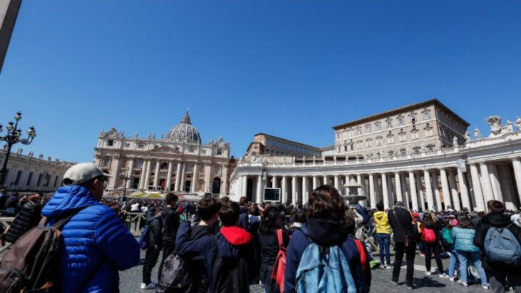 Como es tradición, el Papa rezó el Regina Caeli frente a miles de fieles y peregrinos en la Plaza de San Pedro en el lunes de la Octava de Pascua.
