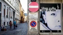 Manifesto che indica la culla per la vita al Policlinico Mangiagalli di Milano