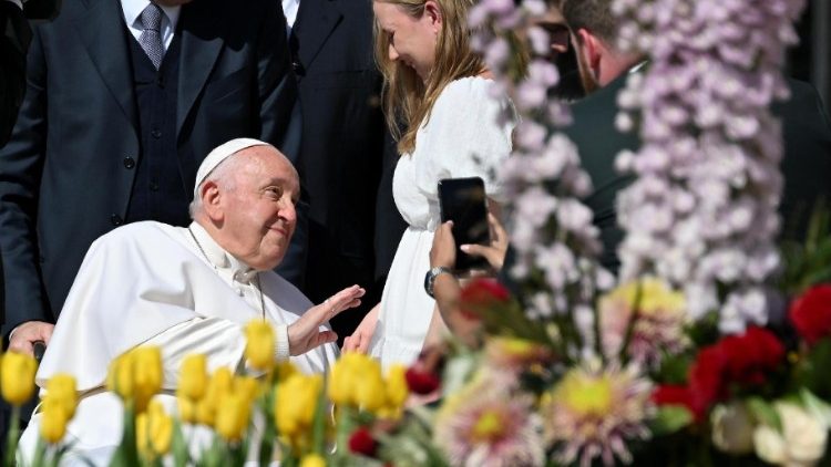 Pope Francis blessing a woman