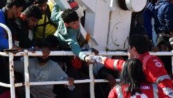 In der italienischen Hafenstadt Catania brachte ein Fischerboot am 12.4.2023 rund 600 aus Seenot gerettete Migranten an Land