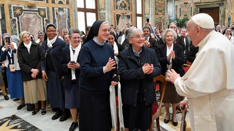 Papież Franciszek na spotkaniu z Unią Wyższych Przełożonych Zakonów Żeńskich we Włoszech, 13 kwietnia 2023