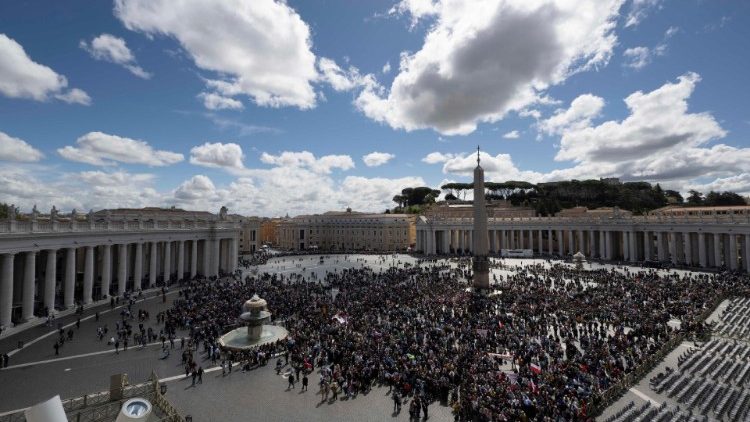 Паломники на площади Святого Петра (16 апреля 2023 г.)