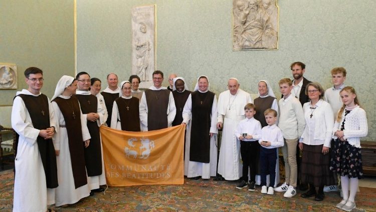 Ferenc pápa a Nyolc Boldogság Közösség tagjaival a Vatikánban