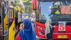 Gelber Bus, roter Bus: Szene in Indonesien