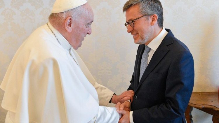 El Papa recibe a Carlos Moedas, alcalde de Lisboa, ciudad que acogerá la próxima JMJ en agosto de 2023.