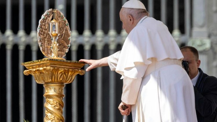 Papież Franciszek przed relikwiami bł. Armidy Barelli podczas audiencji dla pielgrzymów dziękujących za beatyfikację kobiety, 22 kwietnia 2023