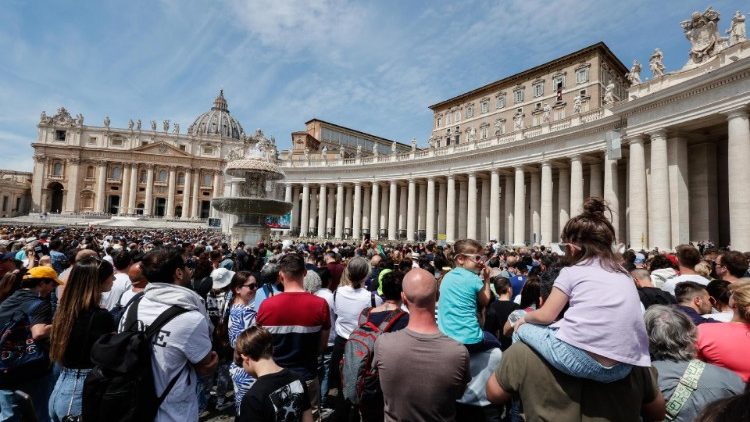 教皇フランシスコによる日曜正午の祈りのために集った巡礼者たち　2023年4月23日　バチカン・聖ペトロ広場