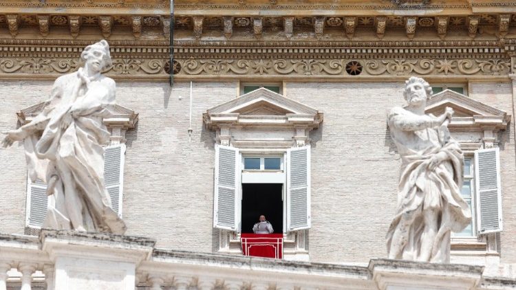 Папа падчас сустрэчы з вернікамі на малітве Уладарка Неба