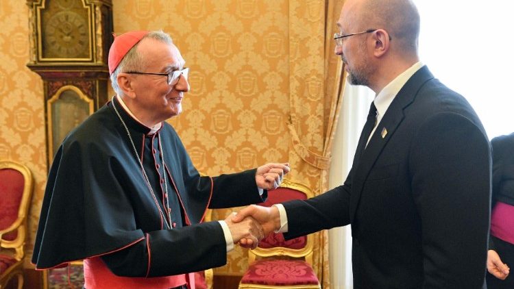 Parolin Ende April mit dem ukrainischen Ministerpräsidenten Denys Shmyhal im Vatikan