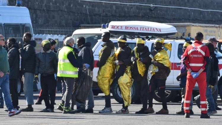 Migranci przybywający z Lampedusy do Catanii we Włoszech